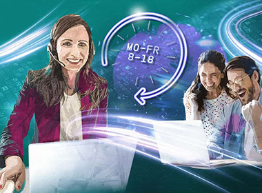 Illustration von Personen mit Headset und Laptops, darüber eine grafische Uhr mit der Beschriftung ‚MO–FR 8–18‘, was auf Erreichbarkeit hinweist.