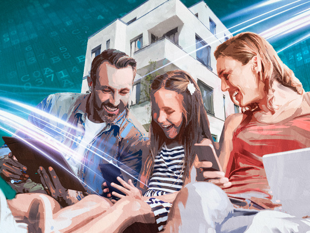 Eltern mit zwei Kindern schauen auf mehrere digitale Endgeräte und lachen. Im Hintergrund ist ein Haus zu sehen.